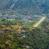 Nepal: Tensing-Hillary Airport in Lukla (LUA)  Andreas Fecker nennt diesen Flughafen in der Nähe des Mount Everest "einer der anspruchsvollsten Airports der Welt". Kein Wunder, denn die Piste ist 527 Meter kurz, hat eine Steigung von fast 20 Prozent und beginnt vor einem Felsvorsprung.