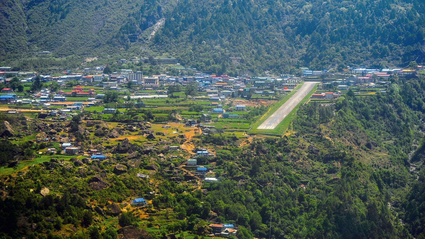 Nepal: Tensing-Hillary Airport in Lukla (LUA)  Andreas Fecker nennt diesen Flughafen in der Nähe des Mount Everest "einer der anspruchsvollsten Airports der Welt". Kein Wunder, denn die Piste ist 527 Meter kurz, hat eine Steigung von fast 20 Prozent und beginnt vor einem Felsvorsprung.
