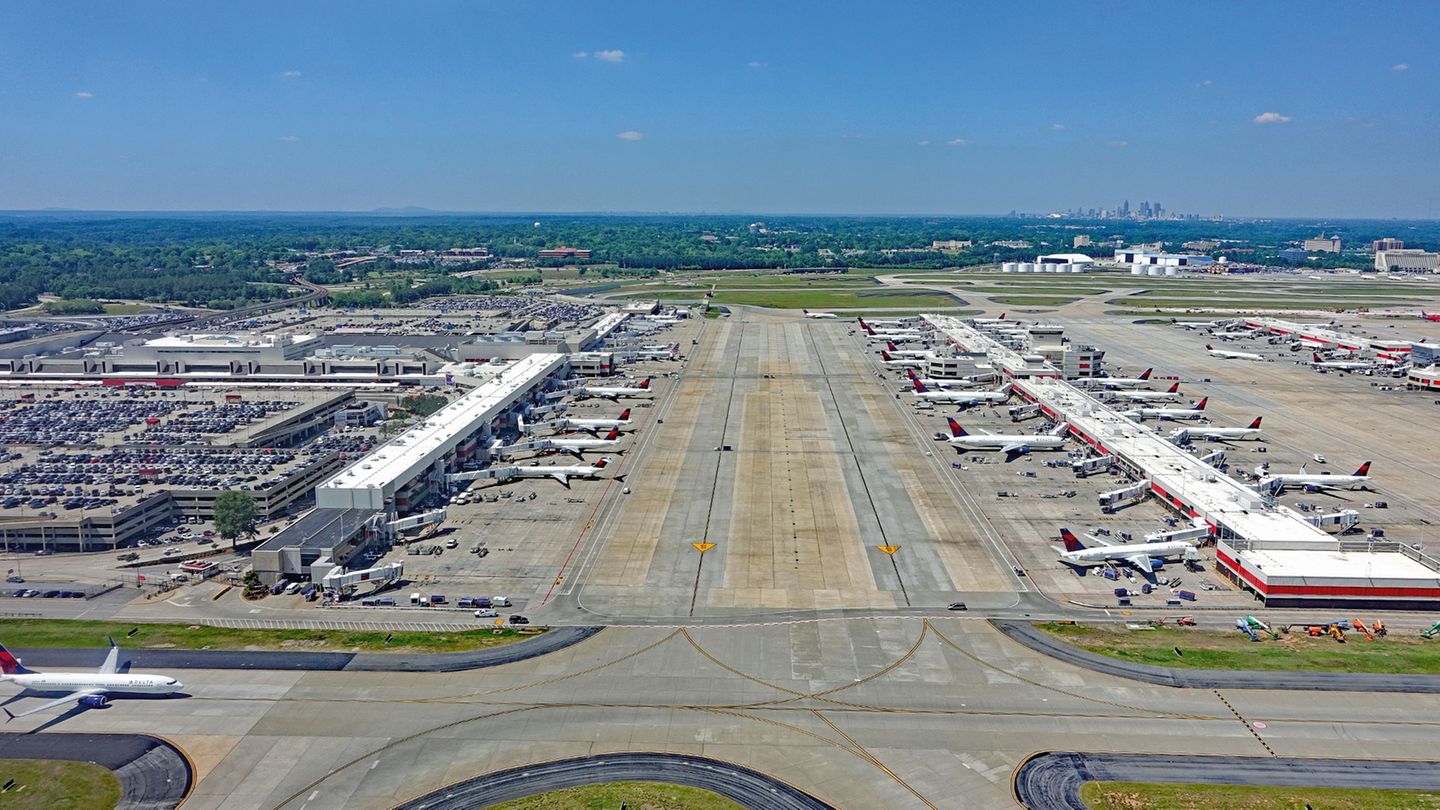 USA: Hartsfield-Jackson International Airport (ATL)  Ein Flughafen der Superlative ist das Drehkreuz von Delta Air Lines in Atlanta, Georgia: 176 Gates, 100 Millionen Passagiere und 1 Million Flugbewegungen pro Jahr – vor der Corona-Pandemie.