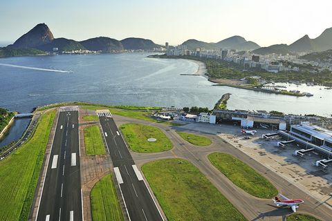 Brasilien - Rio de Janeiro Santos Dumont (SDU)  Nur 1300 Meter lang ist die Piste des Flughafens der brasilianischen Metropole, der auf einer Landzunge drei Kilometer unterhalb des Zuckerhuts gebaut. Der nach dem Luftfahrtpionier benannte Airport dient für innerbrasilianische Flüge. Die internationalen Flüge landen dagegen auf dem Flughafen Antônio Carlos Jobim (GIG).