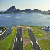 Brasilien - Rio de Janeiro Santos Dumont (SDU)  Nur 1300 Meter lang ist die Piste des Flughafens der brasilianischen Metropole, der auf einer Landzunge drei Kilometer unterhalb des Zuckerhuts gebaut. Der nach dem Luftfahrtpionier benannte Airport dient für innerbrasilianische Flüge. Die internationalen Flüge landen dagegen auf dem Flughafen Antônio Carlos Jobim (GIG).