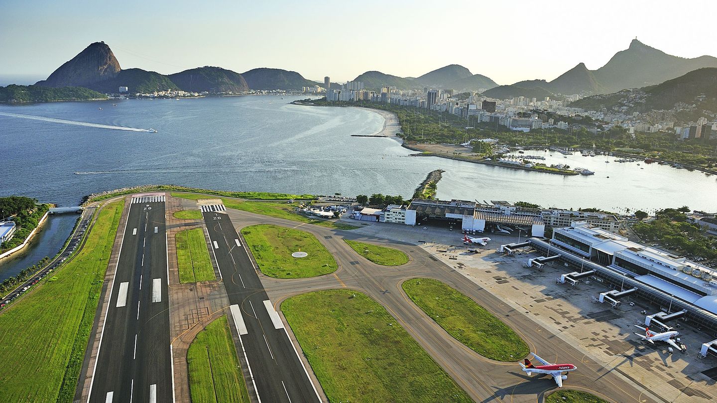 Luftbildfotografie: Brasilien - Rio de Janeiro Santos Dumont (SDU) Nur 1300 Meter lang ist die Piste des Flughafens der brasilianischen Metropole, der auf einer Landzunge drei Kilometer unterhalb des Zuckerhuts gebaut ist. Der nach dem Luftfahrtpionier benannte Airport dient für innerbrasilianische Flüge. Die internationalen Flüge landen dagegen auf dem Flughafen Antônio Carlos Jobim (GIG). Brasilien - Rio de Janeiro Santos Dumont (SDU) Nur 1300 Meter lang ist die Piste des Flughafens der brasilianischen Metropole, der auf einer Landzunge drei Kilometer unterhalb des Zuckerhuts gebaut. Der nach dem Luftfahrtpionier benannte Airport dient für innerbrasilianische Flüge. Die internationalen Flüge landen dagegen auf dem Flughafen Antônio Carlos Jobim (GIG).