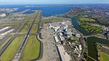 Australien: Kingsford Smith Airport (SYD)  Sydney Flughafen wurde nach einem Flugpionier benannt, der 1928 die Strecke von Kalifornien nach Australien im Soloflug via Hawaii und Fidschi bewältigte. Auf dem Foto ist noch ein Airbus A380 von Qantas zu erkennen. Die Airline hat ihre A380-Flotte in der kalifornischen Wüste eingeparkt.