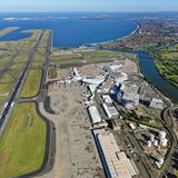 Australien: Kingsford Smith Airport (SYD)  Sydney Flughafen wurde nach einem Flugpionier benannt, der 1928 die Strecke von Kalifornien nach Australien im Soloflug via Hawaii und Fidschi bewältigte. Auf dem Foto ist noch ein Airbus A380 von Qantas zu erkennen. Die Airline hat ihre A380-Flotte in der kalifornischen Wüste eingeparkt.