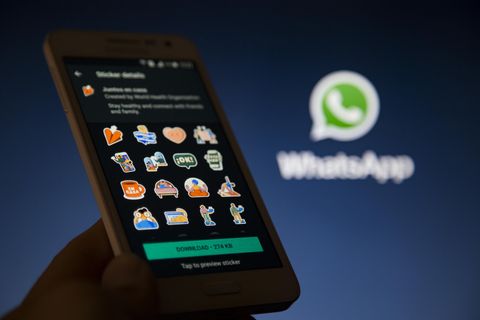 Whatsapp-Sticker: Smartphone mit einer Stickerpaket zum Thema Homeoffice
