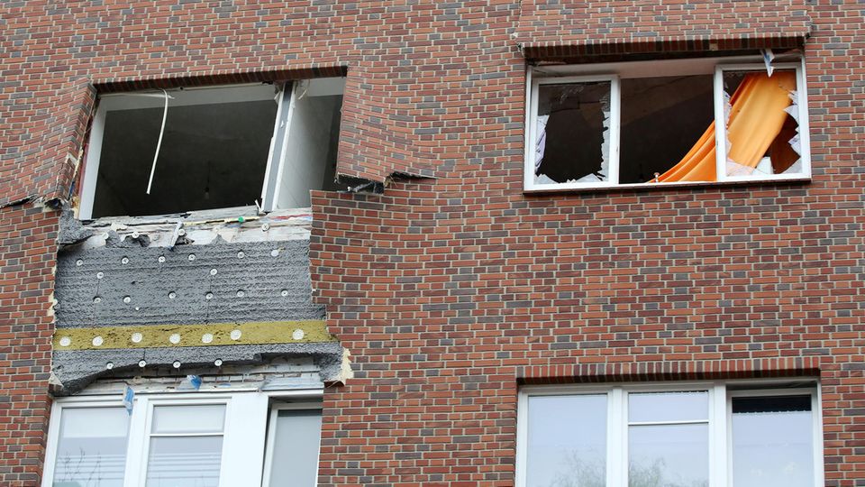 Eine beschädigte Aussenfassade ist nach einer Explosion in einer Wohnung in Hamburg zu sehen