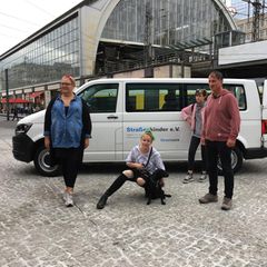 Ilka Bessin und "Straßenkind Toni" posieren für den RTL-Spendenmarathon vor einem Bus des Vereins Straßenkinder e.V.