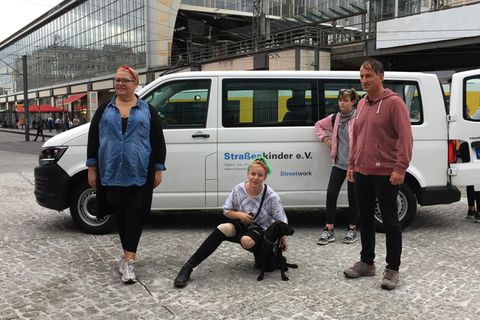 Ilka Bessin und "Straßenkind Toni" posieren für den RTL-Spendenmarathon vor einem Bus des Vereins Straßenkinder e.V.