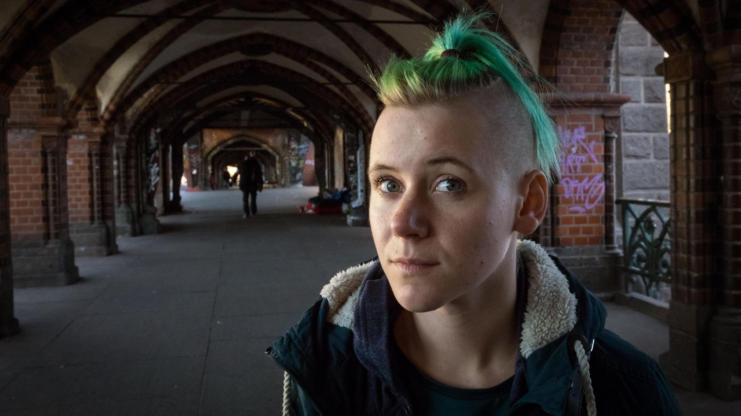 Porträt von Toni mit grünen Haaren