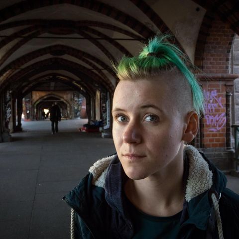 Porträt von Toni mit grünen Haaren