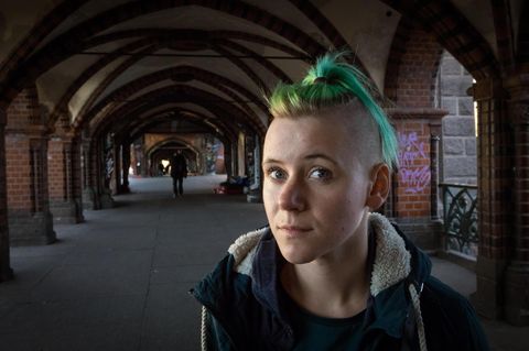 Porträt von Toni mit grünen Haaren