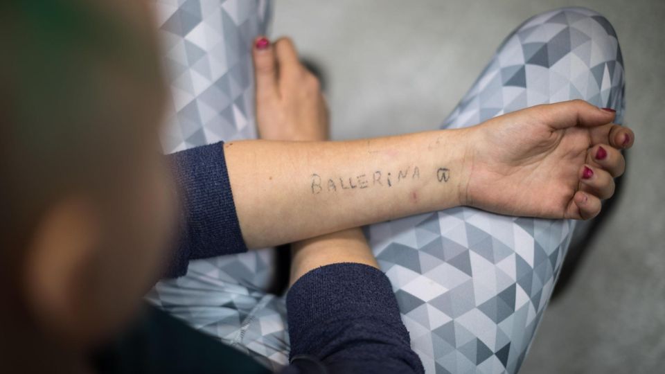 Obdachlosigkeit: „Ich bin kein typisches Straßenkind” "Ballerina" steht in Großbuchstaben auf einem Unterarm