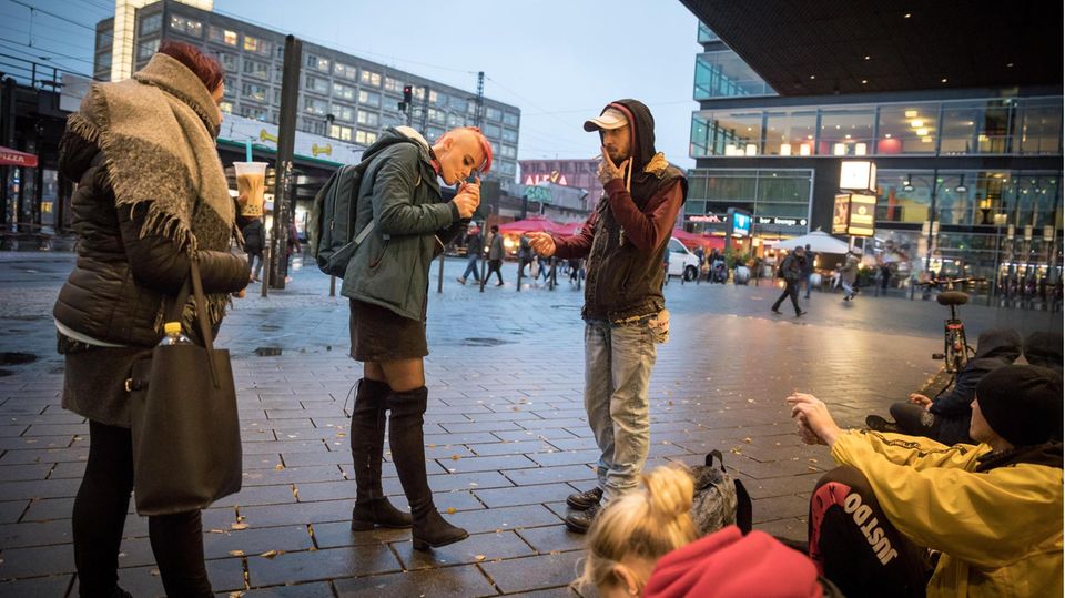 Straßenkind Antonia mit Freunden auf dem Alexanderplatz Straßenkind Antonia mit Freunden auf dem Alexanderplatz