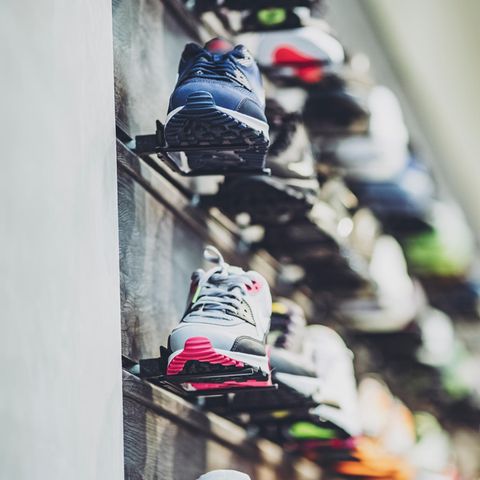 Laufschuhe im Regal