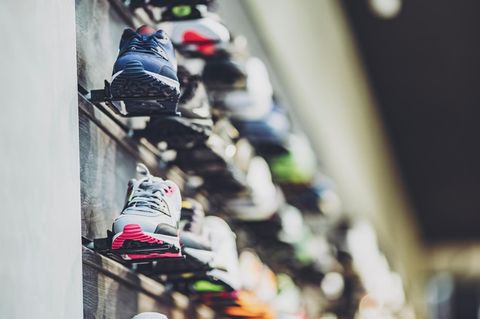 Laufschuhe im Regal