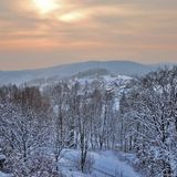 Wandern zum UNESCO Weltkulturerbe "Oberharzer Wasserwirtschaft": Vom Rehberger Graben zum Oderteich, Oberharz  Startpunkt dieser Winterwanderung ist der Dreibrode Parkplatz in St. Andreasberg. Entlang des Rehberger Grabens gelangt man zur Nationalpark-Waldgaststätte "Rehberger Grabenhaus". Hier kann man, wenn man Glück hat, auch eine Wildfütterung beobachten. Weiter geht es in den Hochwald. Von hier aus hat man einen wunderschönen Blick ins hoffentlich verschneite Tal. Vorbei an Steinformationen und Wasserfällen erreicht man das Ziel, den Oderteich. Die Talsperre des Teiches ist Teil des UNESCO Weltkulturerbe "Oberharzer Wasserwirtschaft".  Schwierigkeitsgrad: leicht  Länge: 6,88 Kilometer  Höchster Punkt: 722 m  Niedrigster Punkt: 673 m   