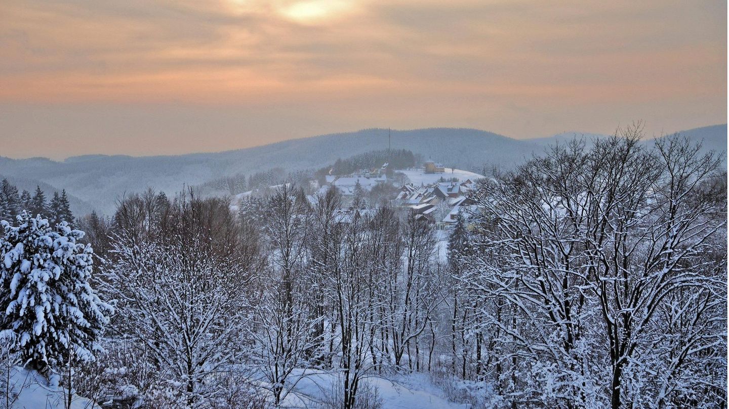Wandern im Winter: Wandern zum UNESCO Weltkulturerbe "Oberharzer Wasserwirtschaft": Vom Rehberger Graben zum Oderteich, Oberharz Startpunkt dieser Winterwanderung ist der Dreibrode Parkplatz in St. Andreasberg. Entlang des Rehberger Grabens gelangt man zur Nationalpark-Waldgaststätte "Rehberger Grabenhaus". Hier kann man, wenn man Glück hat, auch eine Wildfütterung beobachten. Weiter geht es in den Hochwald. Von hier aus hat man einen wunderschönen Blick ins hoffentlich verschneite Tal. Vorbei an Steinformationen und Wasserfällen erreicht man das Ziel, den Oderteich. Die Talsperre des Teiches ist Teil des UNESCO Weltkulturerbe "Oberharzer Wasserwirtschaft". Schwierigkeitsgrad: leicht Länge: 6,88 Kilometer Höchster Punkt: 722 m Niedrigster Punkt: 673 m Wandern zum UNESCO Weltkulturerbe "Oberharzer Wasserwirtschaft": Vom Rehberger Graben zum Oderteich, Oberharz  Startpunkt dieser Winterwanderung ist der Dreibrode Parkplatz in St. Andreasberg. Entlang des Rehberger Grabens gelangt man zur Nationalpark-Waldgaststätte "Rehberger Grabenhaus". Hier kann man, wenn man Glück hat, auch eine Wildfütterung beobachten. Weiter geht es in den Hochwald. Von hier aus hat man einen wunderschönen Blick ins hoffentlich verschneite Tal. Vorbei an Steinformationen und Wasserfällen erreicht man das Ziel, den Oderteich. Die Talsperre des Teiches ist Teil des UNESCO Weltkulturerbe "Oberharzer Wasserwirtschaft".  Schwierigkeitsgrad: leicht  Länge: 6,88 Kilometer  Höchster Punkt: 722 m  Niedrigster Punkt: 673 m