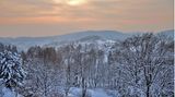 Wandern zum UNESCO Weltkulturerbe "Oberharzer Wasserwirtschaft": Vom Rehberger Graben zum Oderteich, Oberharz  Startpunkt dieser Winterwanderung ist der Dreibrode Parkplatz in St. Andreasberg. Entlang des Rehberger Grabens gelangt man zur Nationalpark-Waldgaststätte "Rehberger Grabenhaus". Hier kann man, wenn man Glück hat, auch eine Wildfütterung beobachten. Weiter geht es in den Hochwald. Von hier aus hat man einen wunderschönen Blick ins hoffentlich verschneite Tal. Vorbei an Steinformationen und Wasserfällen erreicht man das Ziel, den Oderteich. Die Talsperre des Teiches ist Teil des UNESCO Weltkulturerbe "Oberharzer Wasserwirtschaft".  Schwierigkeitsgrad: leicht  Länge: 6,88 Kilometer  Höchster Punkt: 722 m  Niedrigster Punkt: 673 m   