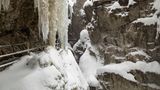Wandern durch wunderschöne Eisskulpturen, Breitachklamm, Oberstorf  Ab dem 20.12.2020 soll der Breitachklamm für Besucher wieder geöffnet werden. Sowohl im Sommer, aber auch besonders im Winter ist eine Wanderung durch den Breitachklamm ein wunderschönes Erlebnis. Gefrorene Wasserfälle formen zauberhafte Eisskulpturen und Besucher können ein einzigartiges Naturerlebnis erleben. Der Breitachklamm ist die tiefste Felsenschlucht Mitteleuropas. Führungen für Gruppen und eine faszinierende Fackelwanderung kann man über die Internetseite buchen. Hier findet man auch alle aktuellen Informationen zu den Beschränkungen durch die Corona Pandemie.