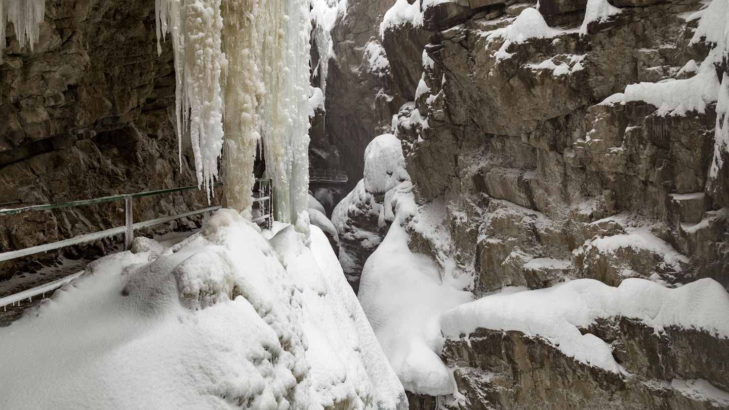 Wandern im Winter: Wandern durch wunderschöne Eisskulpturen, Breitachklamm, Oberstorf Ab dem 20.12.2020 soll der Breitachklamm für Besucher wieder geöffnet werden. Sowohl im Sommer, aber auch besonders im Winter ist eine Wanderung durch den Breitachklamm ein wunderschönes Erlebnis. Gefrorene Wasserfälle formen zauberhafte Eisskulpturen und Besucher können ein einzigartiges Naturerlebnis erleben. Der Breitachklamm ist die tiefste Felsenschlucht Mitteleuropas. Führungen für Gruppen und eine faszinierende Fackelwanderung kann man über die Internetseite buchen. Hier findet man auch alle aktuellen Informationen zu den Beschränkungen durch die Corona Pandemie. Wandern durch wunderschöne Eisskulpturen, Breitachklamm, Oberstorf  Ab dem 20.12.2020 soll der Breitachklamm für Besucher wieder geöffnet werden. Sowohl im Sommer, aber auch besonders im Winter ist eine Wanderung durch den Breitachklamm ein wunderschönes Erlebnis. Gefrorene Wasserfälle formen zauberhafte Eisskulpturen und Besucher können ein einzigartiges Naturerlebnis erleben. Der Breitachklamm ist die tiefste Felsenschlucht Mitteleuropas. Führungen für Gruppen und eine faszinierende Fackelwanderung kann man über die Internetseite buchen. Hier findet man auch alle aktuellen Informationen zu den Beschränkungen durch die Corona Pandemie.