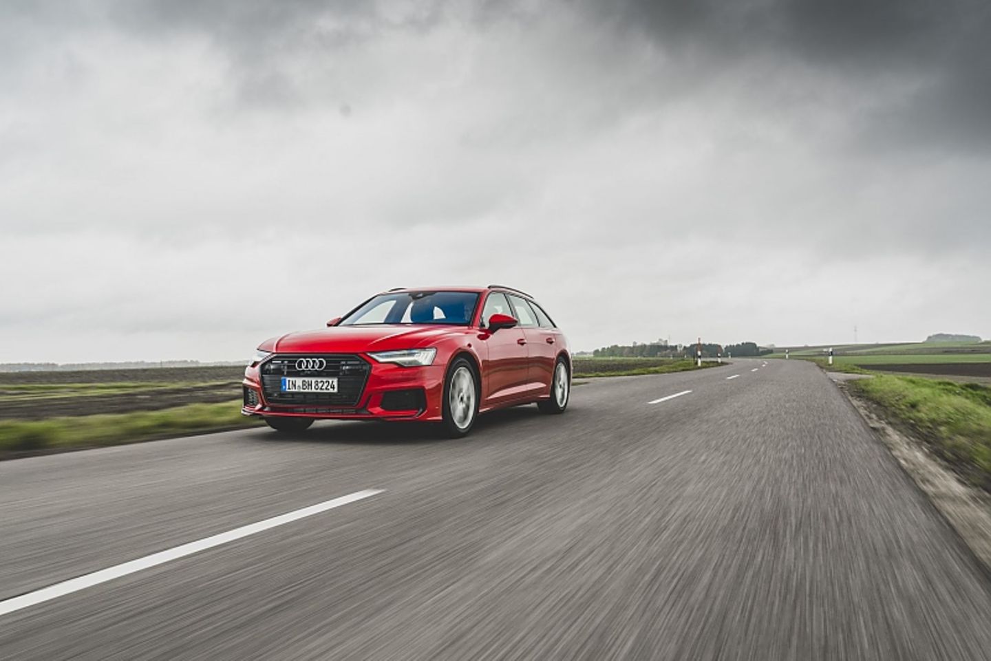 Der Audi A6 Avant 55 TFSI quattro erreicht nach fünf Sekunden Landstraßentempo