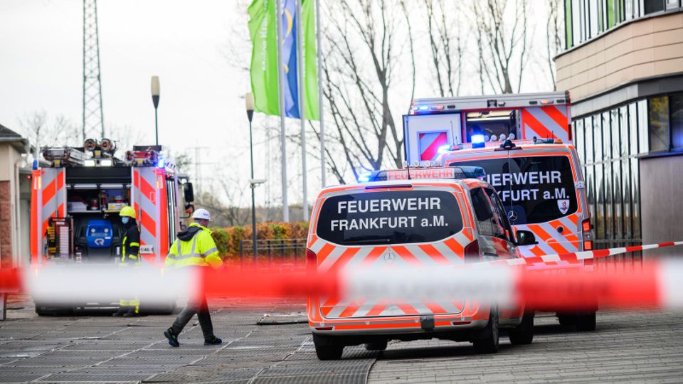 Nachrichten Deutschland Frankfurt Feuerwehr-Fahrzeuge stehen auf dem Gelände eines Umspannwerks in Höchst, in dem es gebrannt hatte
