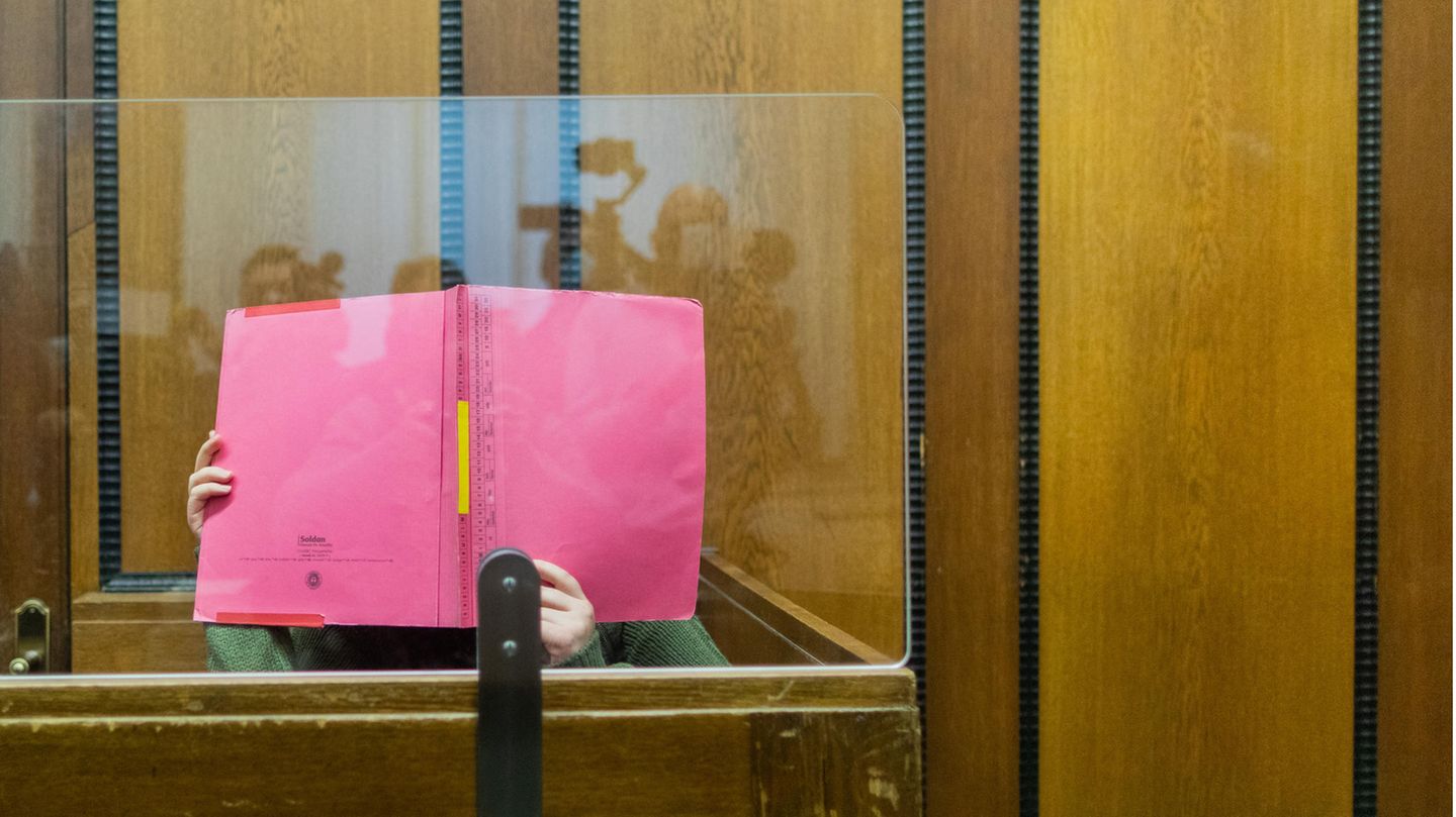 Nordrhein-Westfalen, Mönchengladbach: Die Angeklagte sitzt in einem Gerichtssaal des Landgerichts