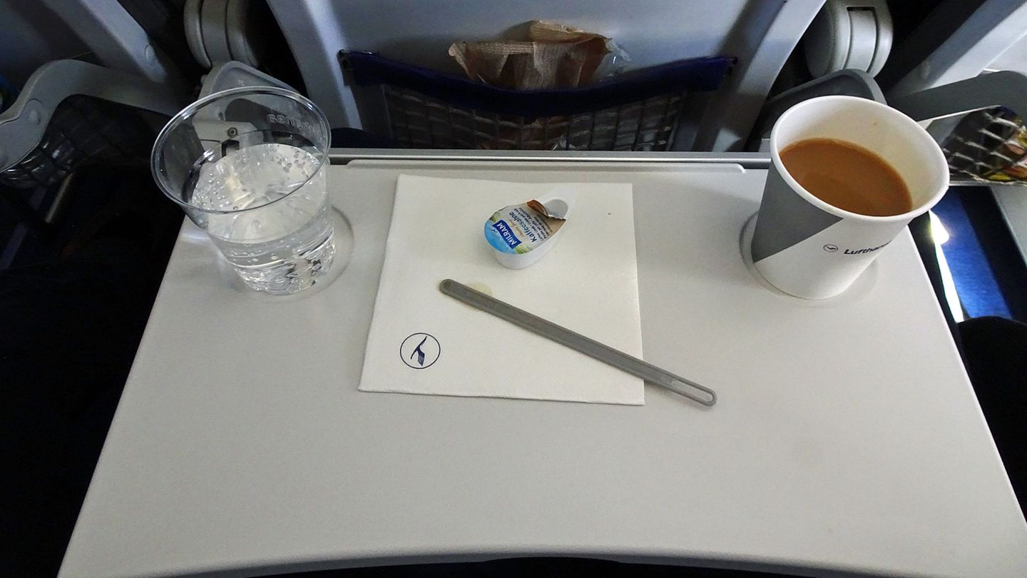 Vorbild Eurowings: Ab Frühjahr 2021 gibt es bei Lufthansa, Swiss und Austrian Airlines keine kostenlose Verpflegung mehr auf Mittelstreckenflügen.
