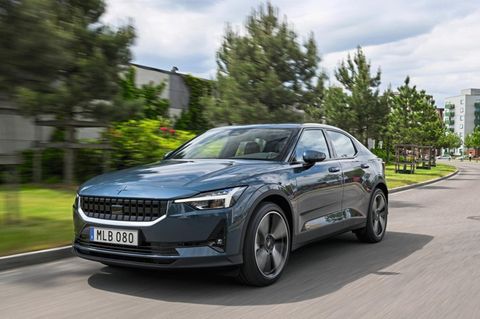 Der Polestar 2 bei Fahrt auf der Straße
