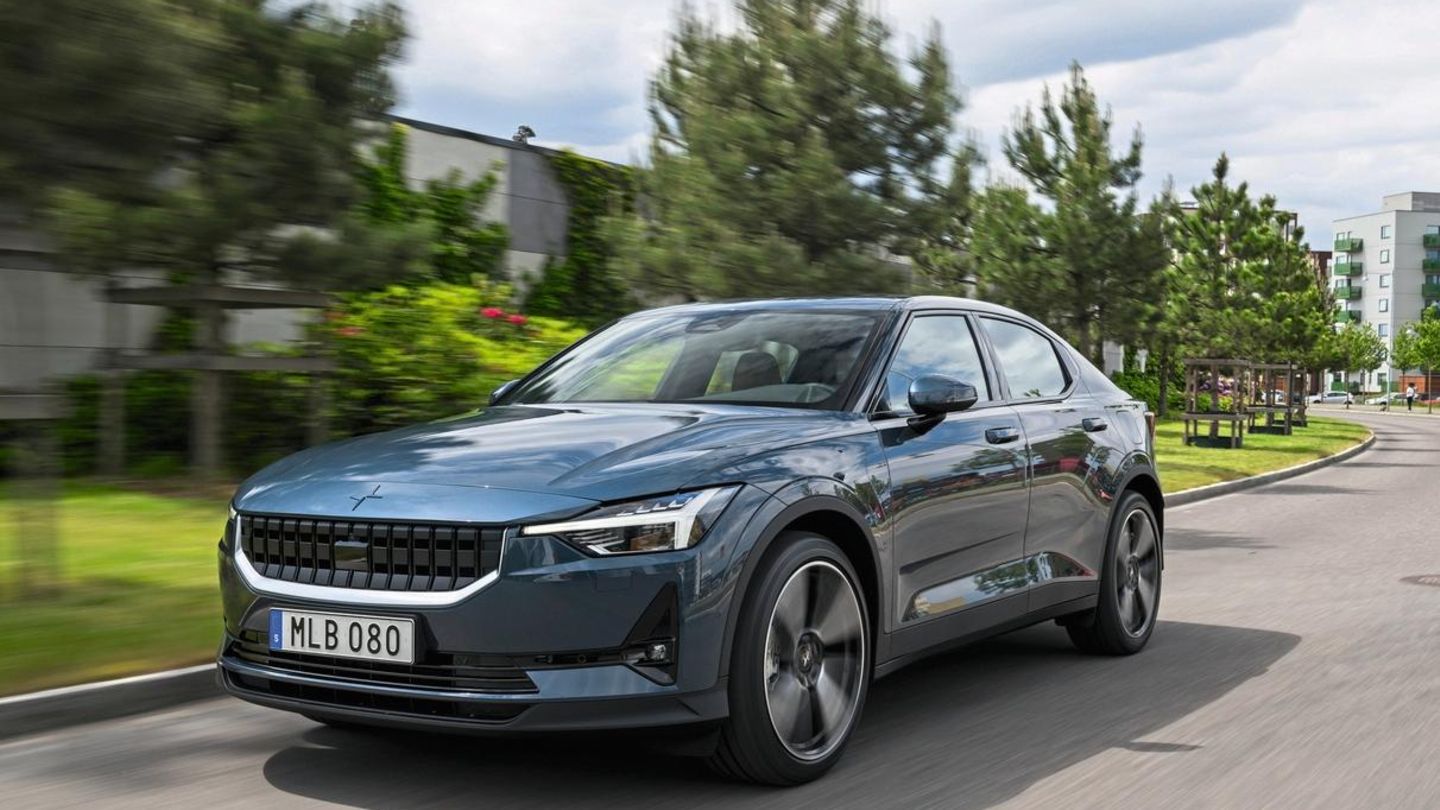 Elektromobilität: Aufholjagd chinesischer Modelle Der Polestar 2 bei Fahrt auf der Straße
