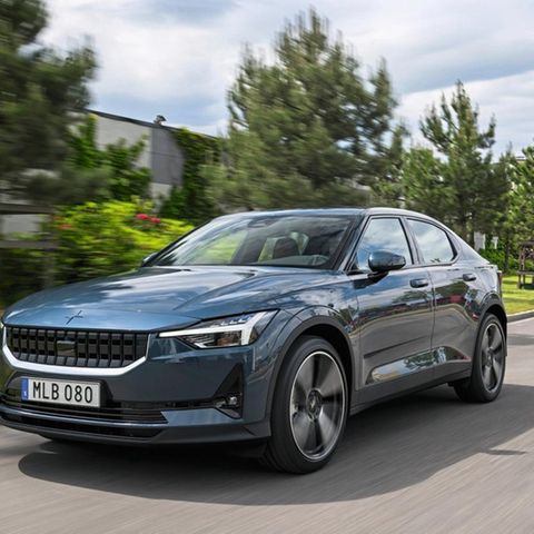 Der Polestar 2 bei Fahrt auf der Straße