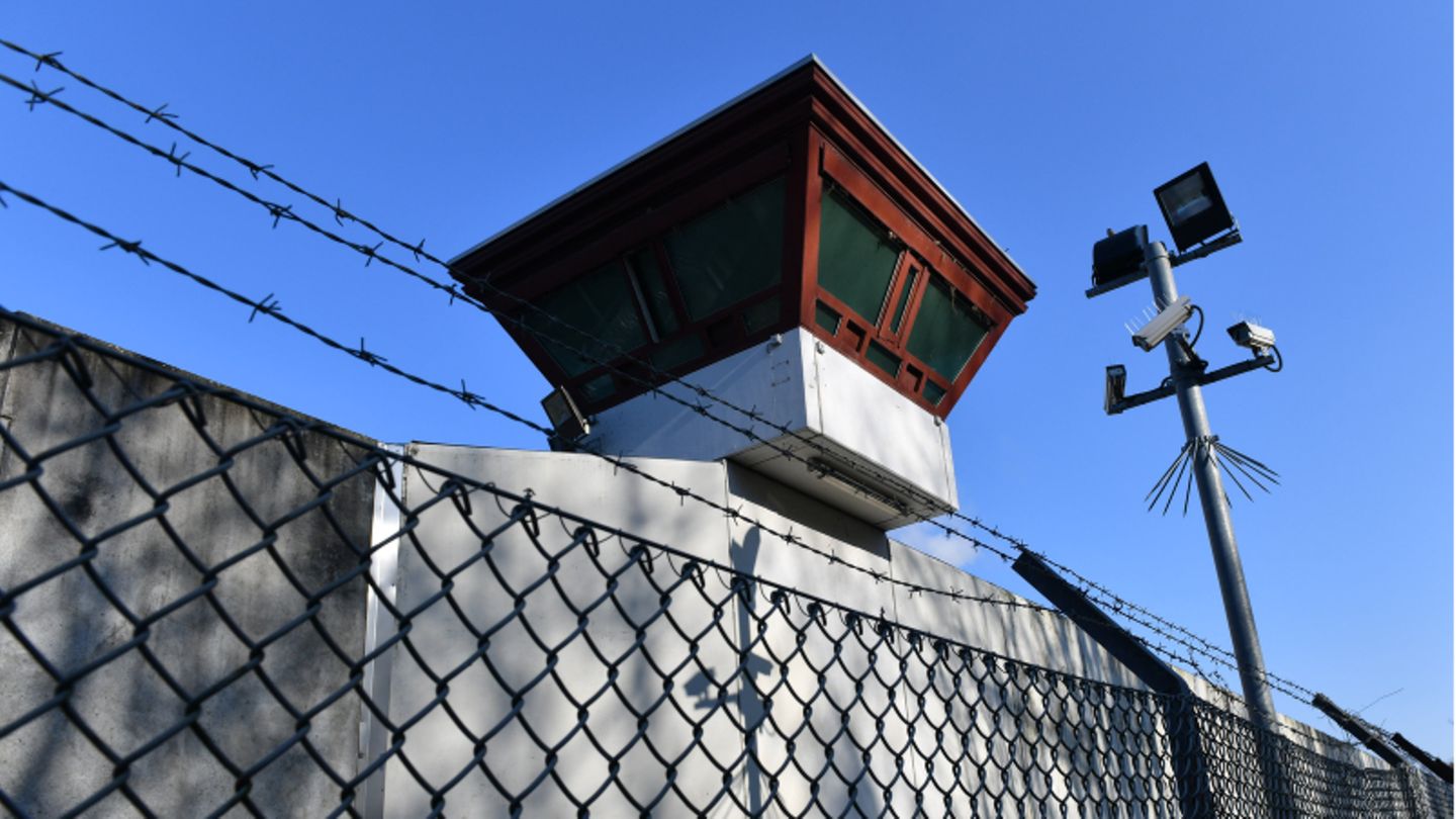 Gebäude auf dem Gelände der Justizvollzugsanstalt Tegel zu sehen.