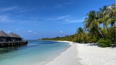 Fußabdrücke sind am leeren Strand der Insel Kuredu, Malediven zu sehen.