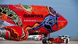 Im Laufe der vergangenen Jahrzehnte machte Qanatas immer wieder mit Aboriginal-Art-Lackierungen auf sich aufmerksam, wie diese Boeing 747-400 "Wunala".