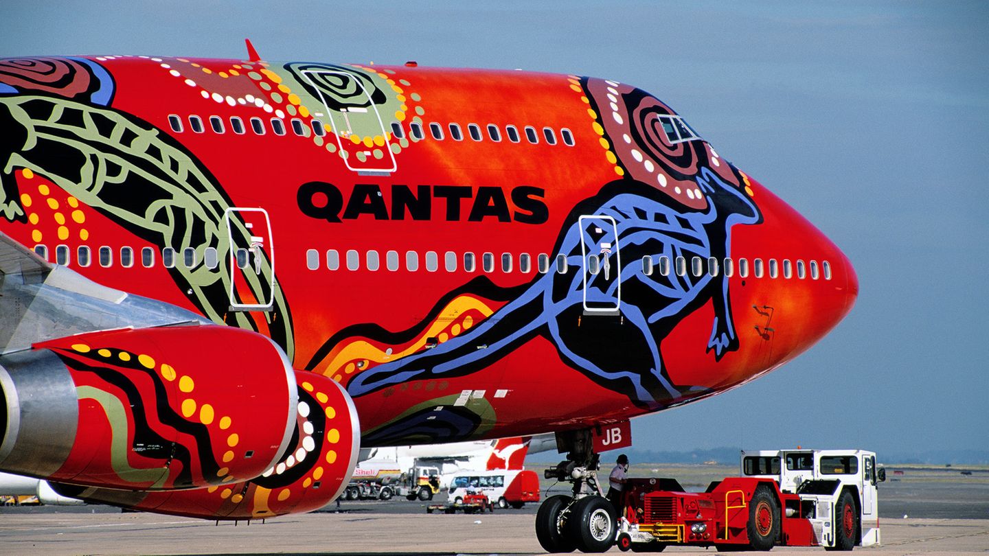 Im Laufe der vergangenen Jahrzehnte machte Qanatas immer wieder mit Aboriginal-Art-Lackierungen auf sich aufmerksam, wie diese Boeing 747-400 "Wunala".