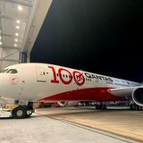 Bild 1 von 17 der Fotostrecke zum Klicken:  In Erinnerung an die Firmengründung vor 100 Jahren: hat diese Boeing 787 eine Jubiläumsbemalung erhalten.