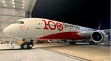 Bild 1 von 17 der Fotostrecke zum Klicken:  In Erinnerung an die Firmengründung vor 100 Jahren: hat diese Boeing 787 eine Jubiläumsbemalung erhalten.