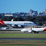 Wichtige Langstrecken wie nach London und in diese USA wurden ab 2008 mit dem Airbus A380 (links) bedient. Das Arbeitstier im Inland bildet eine Flotte von Jets des Typs Boeing 737 (rechts).
