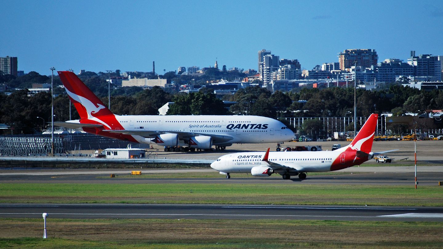 Wichtige Langstrecken wie nach London und in diese USA wurden ab 2008 mit dem Airbus A380 (links) bedient. Das Arbeitstier im Inland bildet eine Flotte von Jets des Typs Boeing 737 (rechts).