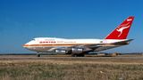 Die verkürzte Version des Jumbojets, die seltene Boeing 747SP, flog auch bei Qantas. Der Vierstrahler war für lange Strecken konzipiert, kam zunächst auf der Route zwischen Sydney und Wellington in Neuseeland zum Einsatz, später in den 1980er Jahren auch auf den transpazifischen Strecken in die USA.