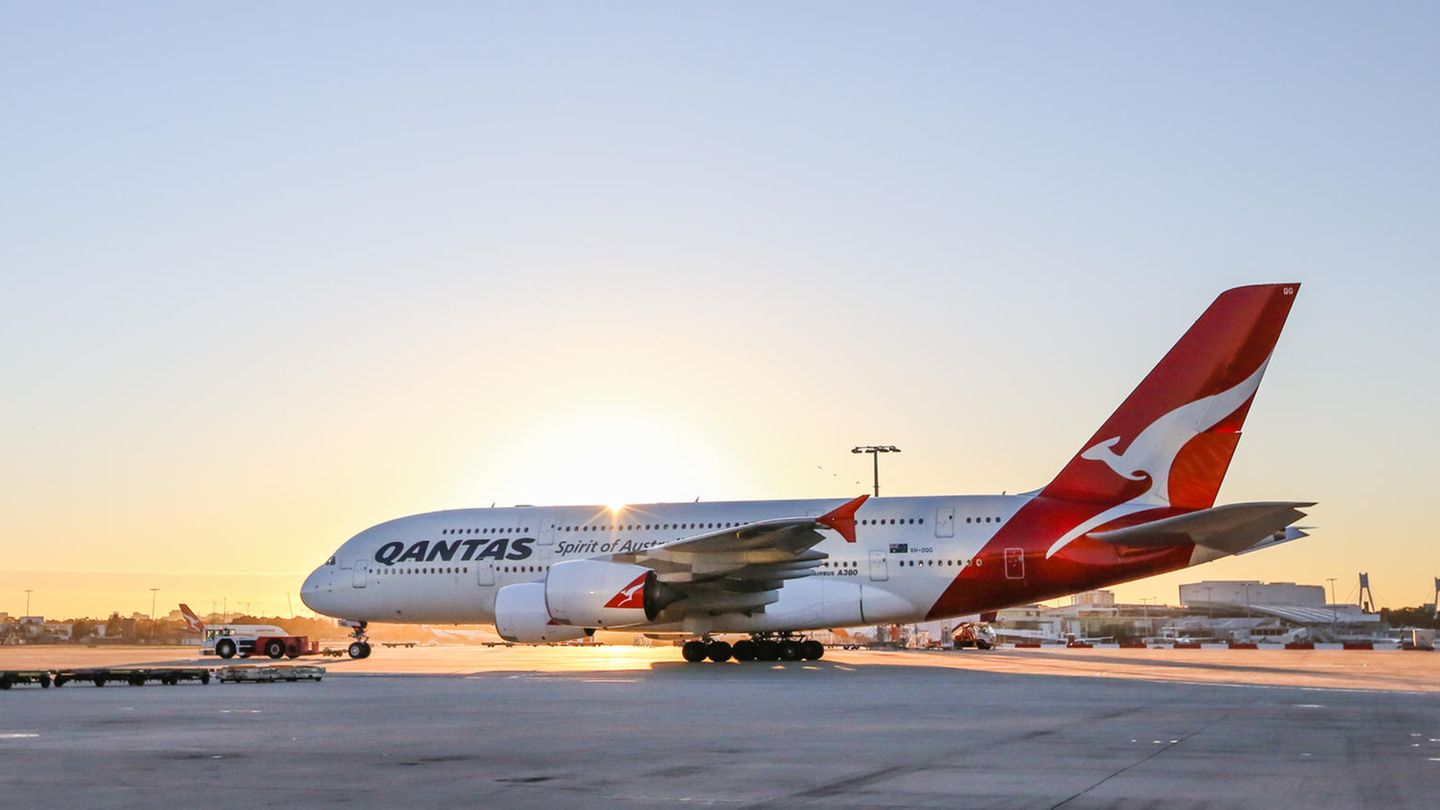 Im Jahre 2008 stießen die ersten von ursprünglich 20 bestellten Airbus A380 zur Flotte. Von Anfang an gab es vier Reiseklassen. Seit 2019 erhalten die zwölf ausgelieferten A380 einen neue Kabinenausstattung in den Elbe Flugzeugwerken in Dresden.