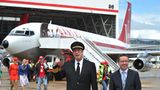 Mit der Boeing 707 begann 1959 das Jet-Zeitalter bei Qantas. Im Bild stehen Qantas-Ambassador John Travolta und der Qantas-Chef Alan Joyce anlässlich der 90-jährigen Jubiläums vor einer musealen Boeing 707.