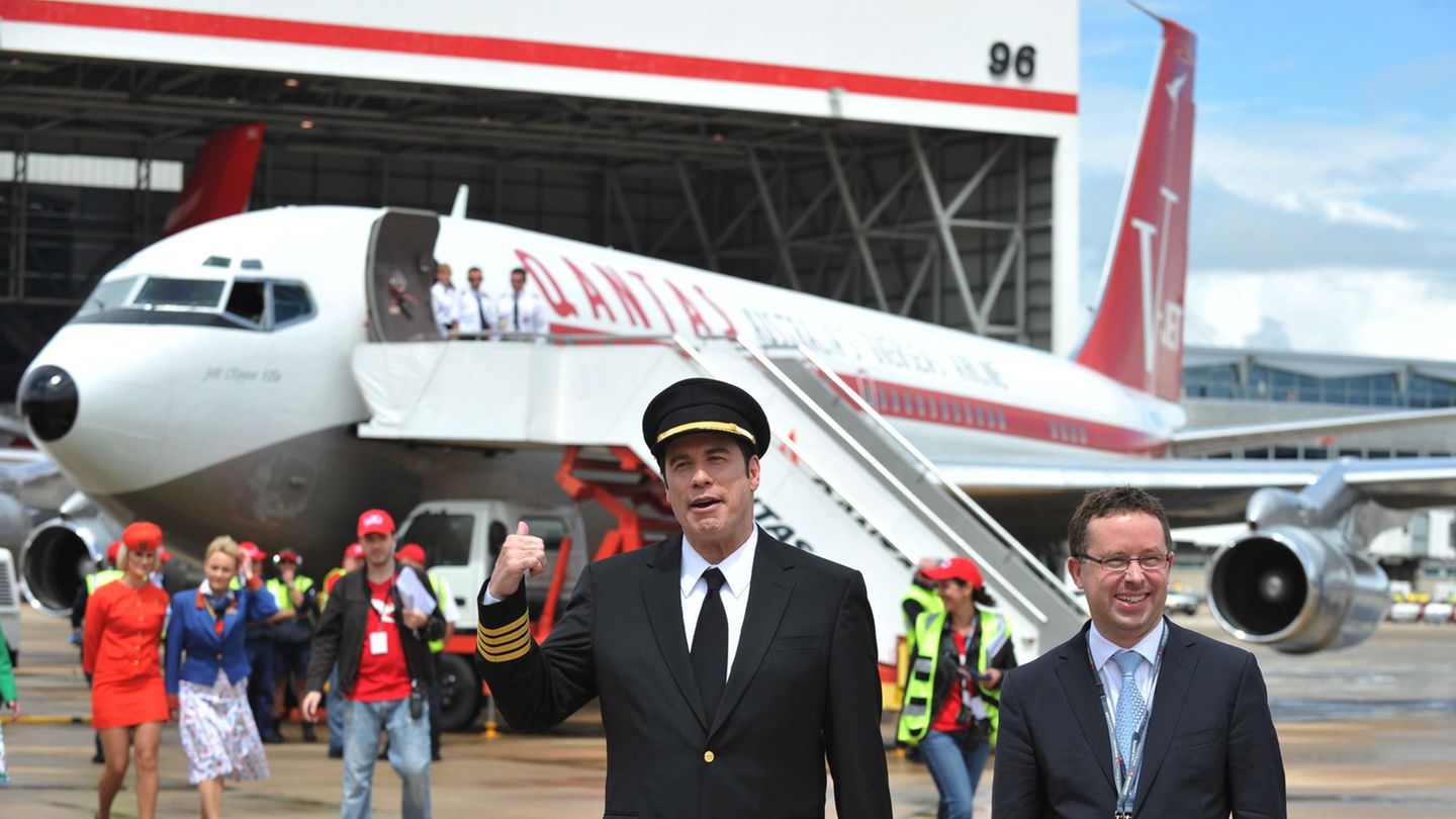 Mit der Boeing 707 begann 1959 das Jet-Zeitalter bei Qantas. Im Bild stehen Qantas-Ambassador John Travolta und der Qantas-Chef Alan Joyce anlässlich der 90-jährigen Jubiläums vor einer musealen Boeing 707.