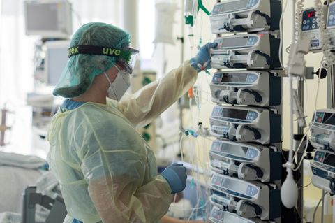 Nordrhein-Westfalen, Bonn: Eine Intensivpflegekraft versorgt einen Corona-Patienten