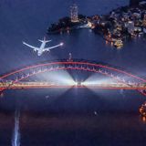 Geburtstagsfeier der Qantas zum hundertjährigen Bestehen Mitte November: Eine Boeing fliegt über die festlich illuminierte Harbour Bridge im Hafen von Sydney.