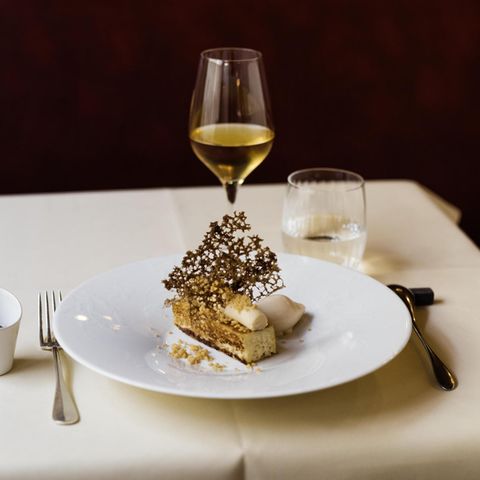 Angerichtet besteht das Dessert aus Gold- und Brauntönen