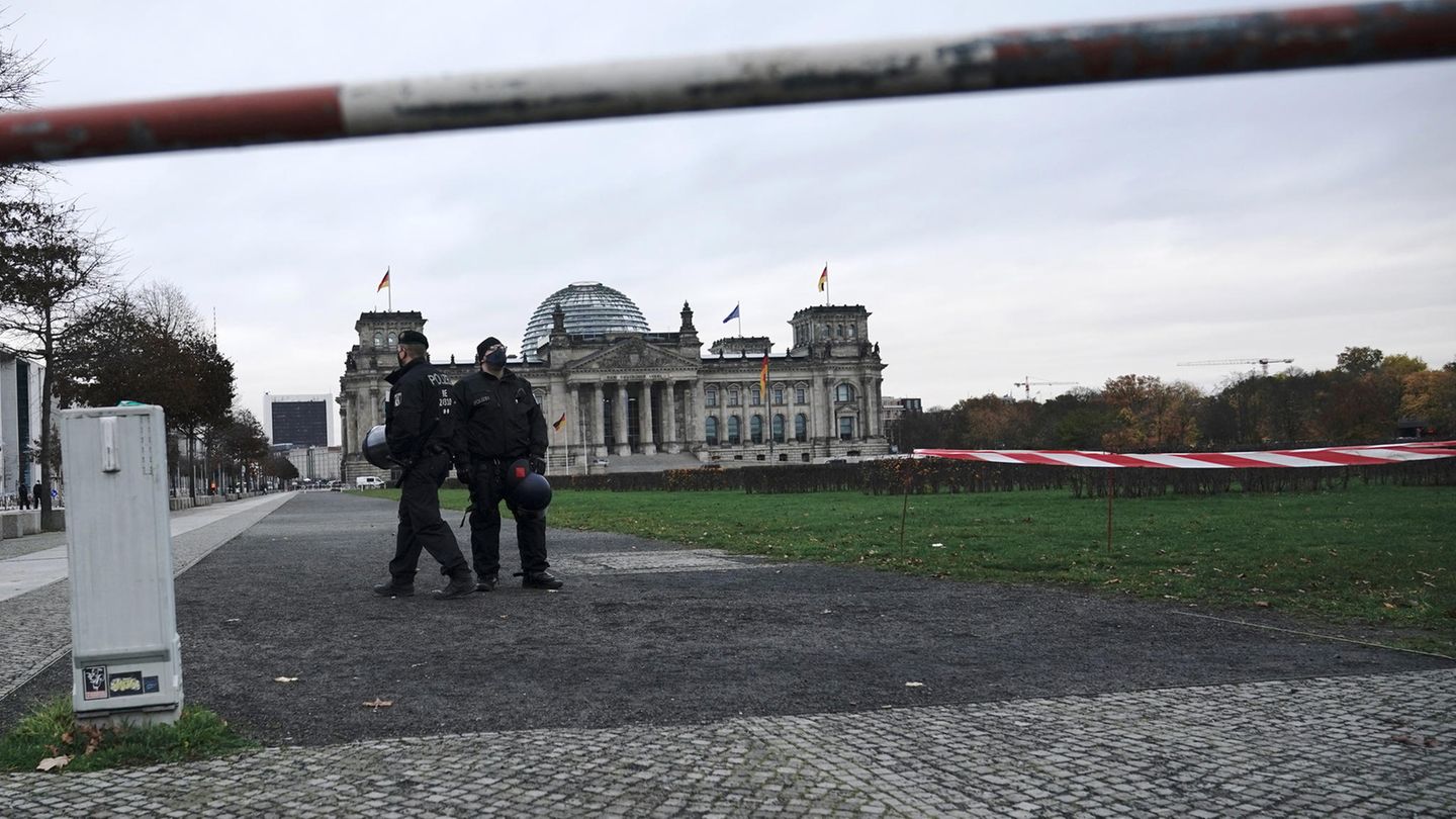 Polizei vor dem Deutschen Bundestag, in dem über die Änderung des Infektionsschutzgesetzes abgestimmt werden soll