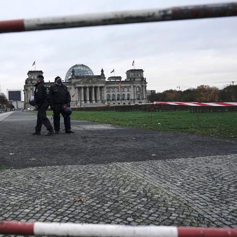 Polizei vor dem Deutschen Bundestag, in dem über die Änderung des Infektionsschutzgesetzes abgestimmt werden soll