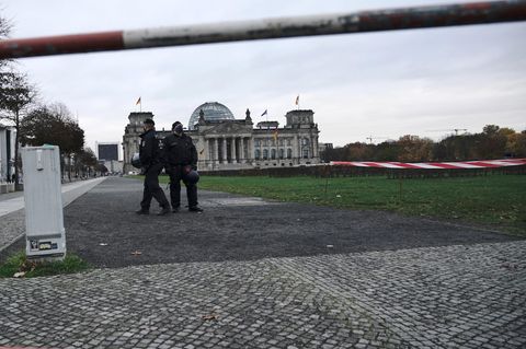Polizei vor dem Deutschen Bundestag, in dem über die Änderung des Infektionsschutzgesetzes abgestimmt werden soll