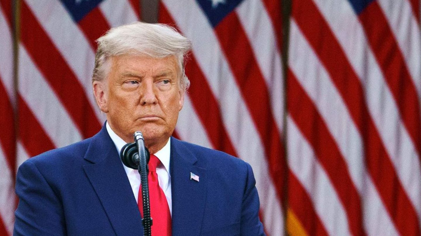 Donald Trump mit versteinerter Miene